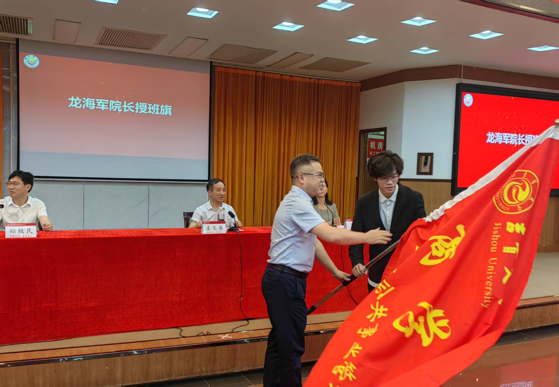 TapTap点点经理龙海军授旗.jpg